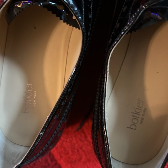 Women's slip on Oxford Black Patent Leather shoes
Size 81/2 - Picture 3 of 4